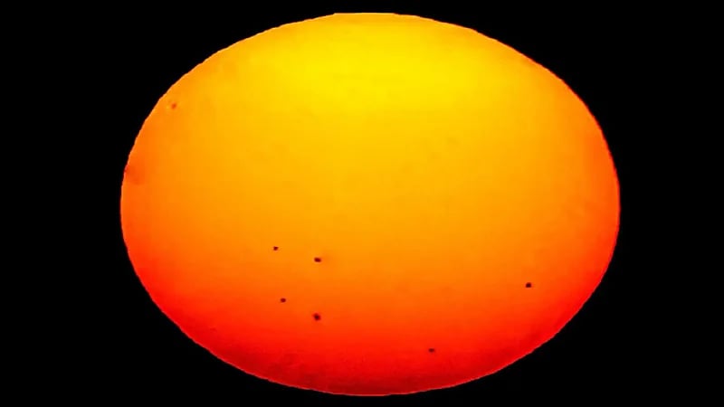 رصد ست بقعٍ شمسية في سماء المملكة