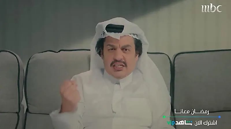 شاهد.. علي الحميدي بـ الغترة البيضاء يقلد حسن الصبحان