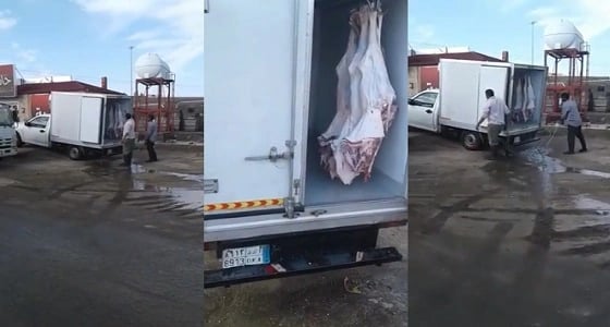 بالفيديو.. عمالة بملحمة شهيرة يغسلون لحوم الحاشي بصابون الملابس