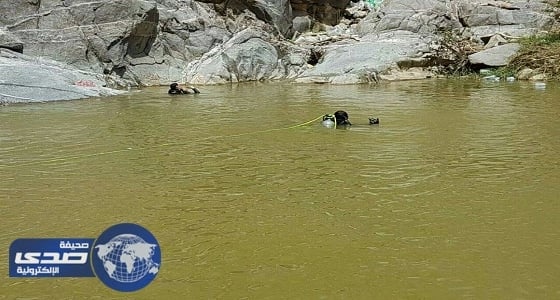 بالصور.. انتشال جثة شابين غرقا في مياه السيول و انقاذ سبعيني احتجزت مركبته في سيل وادي جيزان