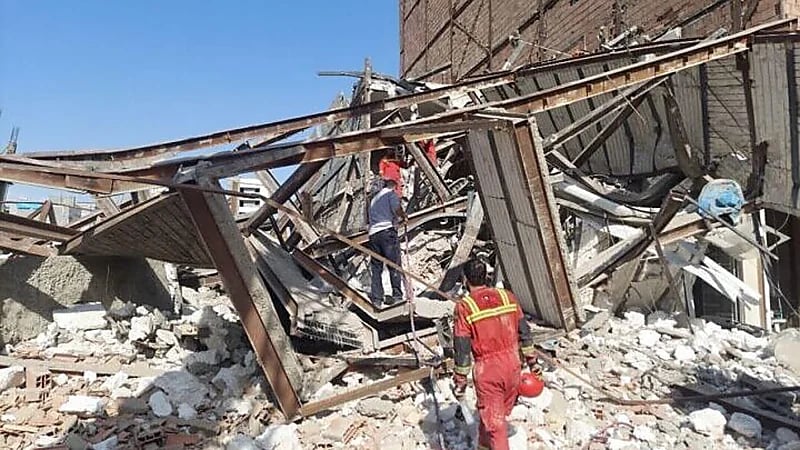 إنهيار خمس مبانٍ في طهران يتسبب بمقتل 4 أشخاص وإصابة آخرين بجروح .. فيديو