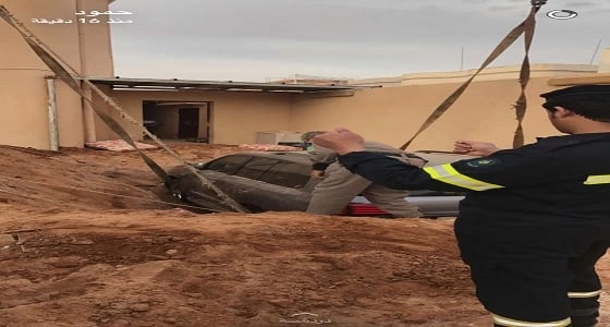 بالفيديو والصور .. سقوط سيارة مواطن في حفرة أمام عقاره الغير مطابق للمواصفات