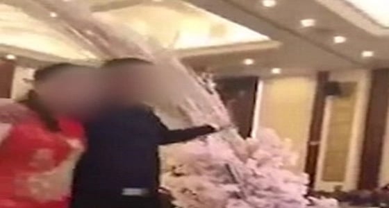 بالصور.. أب يصدم ابنه بتقبيل عروس الثاني بطريقة مريبة