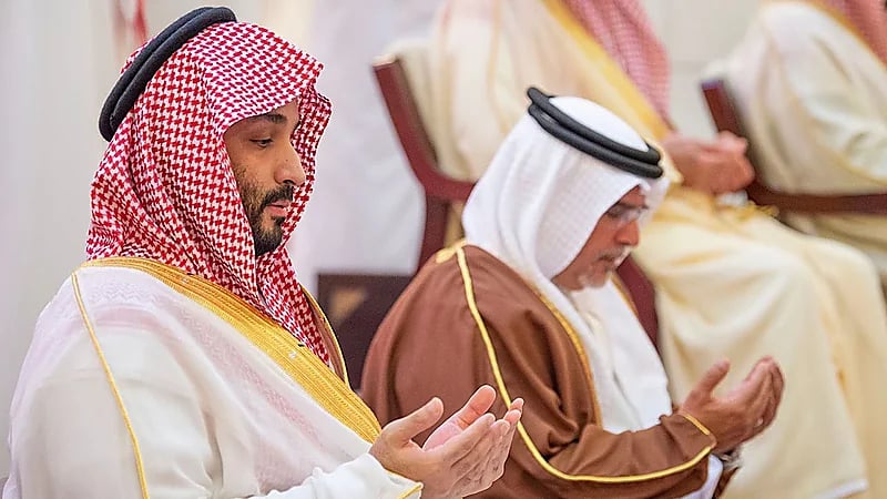 بالفيديو .. ولي العهد يؤدي صلاة الميت على جثمان الأميرة الجوهرة بنت عبدالعزيز