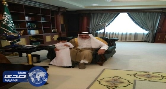 أمير جازان يداعب نجل الشيخ الجماز ويحقق رغبته