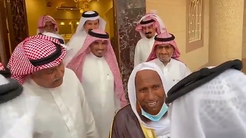 بالفيديو.. معلم يلتقي بطلابه بعد أعوام عديدة في أحد رفيدة