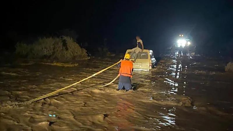 "مدني المدينة" ينقذ 7 أشخاص احتجزوا في سيل بالسويرقية