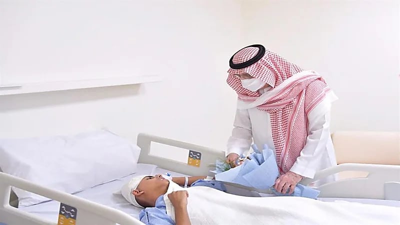 بالفيديو والصور.. أمير جازان يطمئن على مصابي الحادث الإرهابي بمطار الملك عبدالله