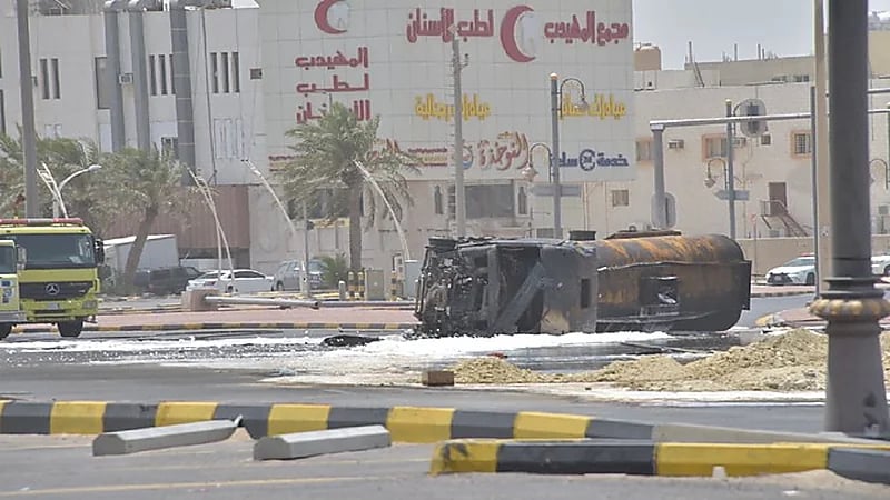 بالصور.. اندلاع حريق بصهريج وقود بعد انقلابه على طريق الخليج بالدمام
