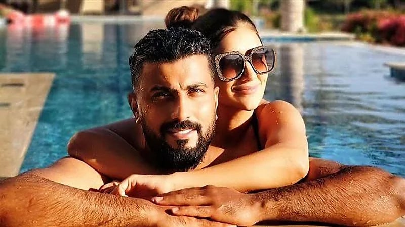 مي عمر تكشف سبب اعتزال زوجها محمد سامي