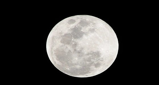 " فلكية جدة " تعلن عن موعد ظهور القمر الأزرق بسماء المملكة