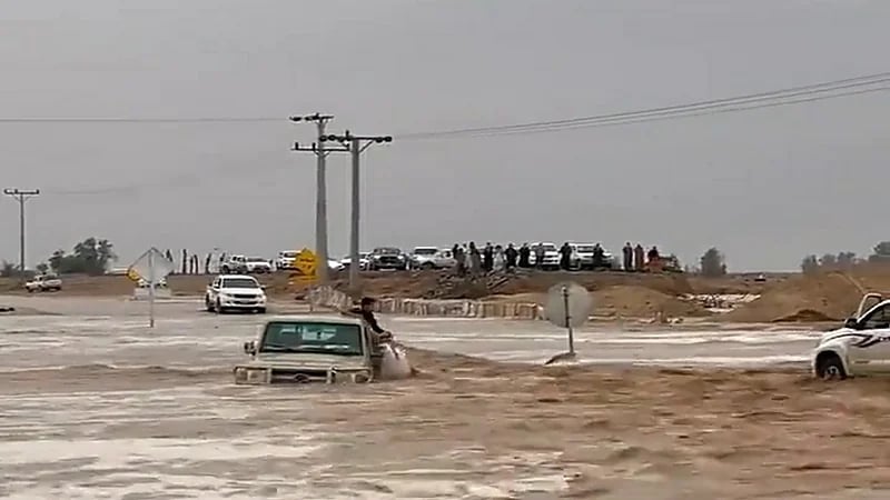 بالفيديو.. لحظة إنقاذ "مسن" عالق وسط سيول شعيب الاثلة بالقصيم