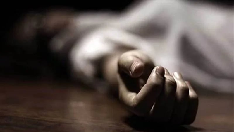 رجل ينهي حياة زوجته بقطعة حديدية في منزل مهجور