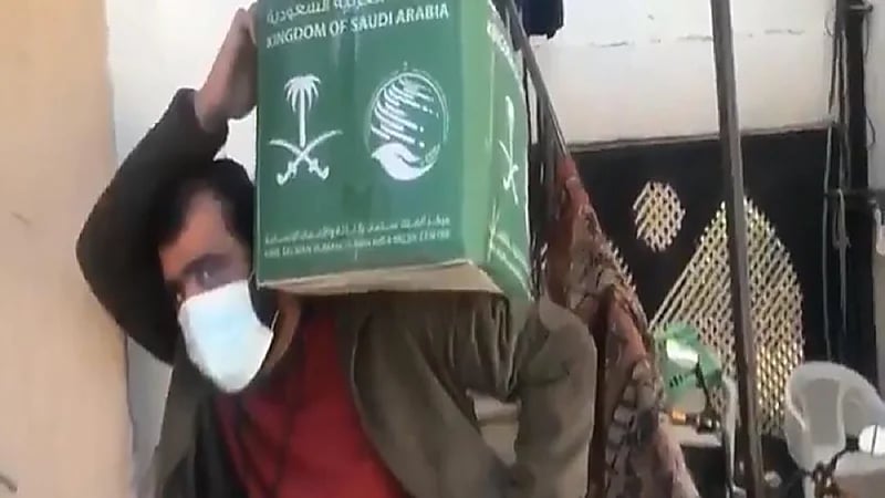 شاهد.. لبناني بعد توزيع السلال الغذائية: " بدون المملكة ما نسوى شيء "