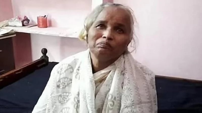 مسنة تعود إلى منزلها بعدما أعلنت أسرتها وفاتها وحرقت جثتها