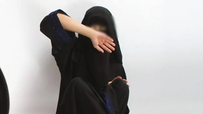 امرأة تتعرض للاعتداء بالضرب وتكسير زجاج مركبتها في تبوك