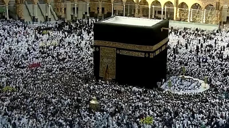 بالفيديو.. حشود غفيرة من المعتمرين في صحن الطواف يرفعون أكفهم بالدعاء