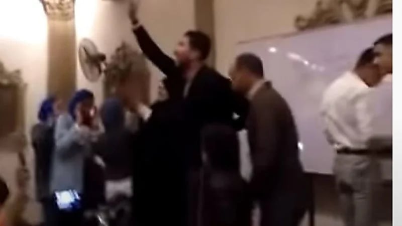 شاهد.. رقص طالبات مع شاب في قاعة أفراح يشعل الغضب 