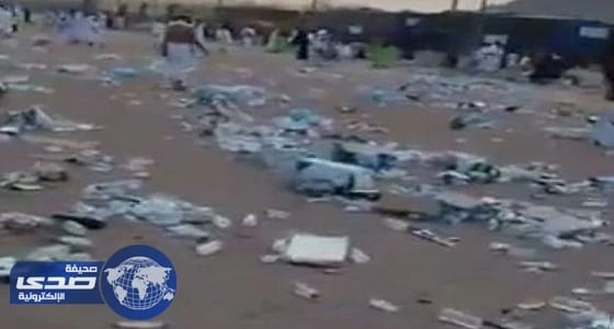بالفيديو.. إلقاء مئات الكراتين المليئة بقوارير المياه في شوارع منى