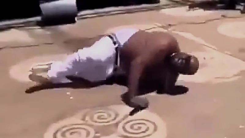 مغني راب يُحدث فوضى بعد أن خذلته ركبتاه على المنصة! .. فيديو