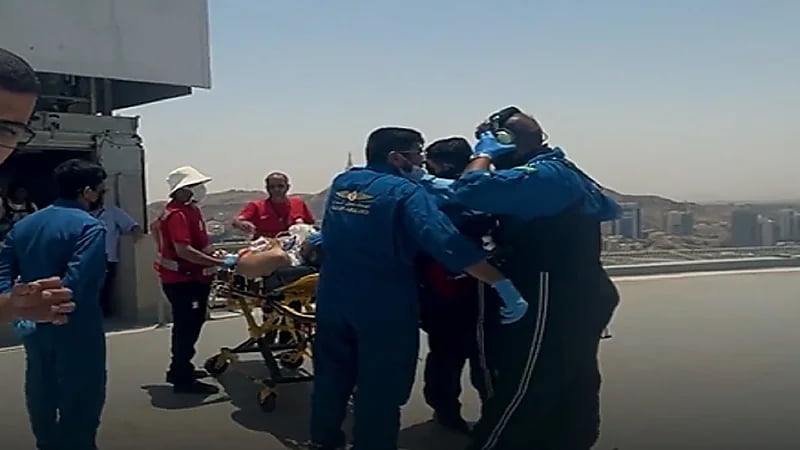 لحظة إنقاذ حاج مصري تعرض لضربة شمس .. فيديو