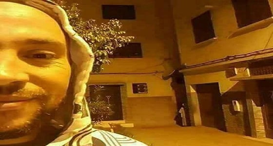 شاب يلتقط صورة لوالدته وهي تتبعه خلسة بعد خروجه