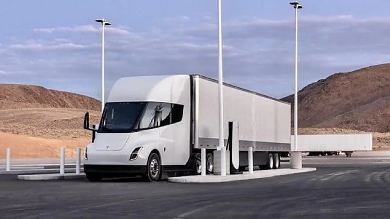 طرح أول شاحنة كهربائية من "تسلا" مطلع ديسمبر المقبل