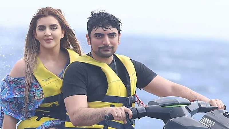 الشيخ مانع يُشارك متابعيه صورًا برفقة زوجته الشيخة مهرة في لحظات رومانسية