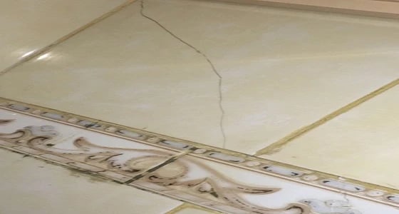 بالصور .. تفجير صخور يصيب منازل مواطنين بالتشقق في أحد رفيدة