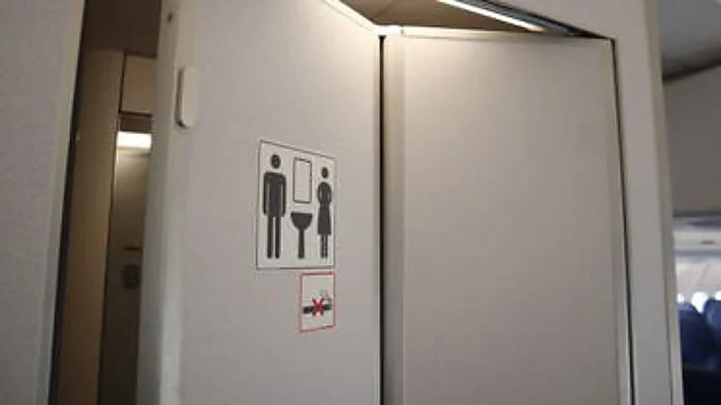 شاهد.. طيار يكشف أين تذهب مخلفات مراحيض الطائرات