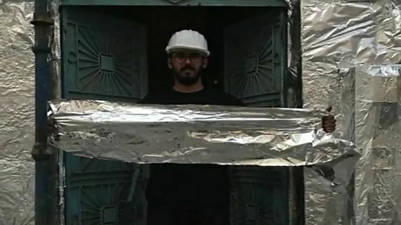 شاهد.. فنان سعودي يجري عمليات قسطرة للبيوت القديمة