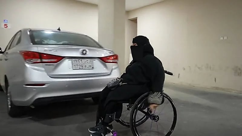 تركية المطيري إعاقتها لم تمنعها من العمل علي تطبيقات توصيل الأفراد في الخبر .. فيديو