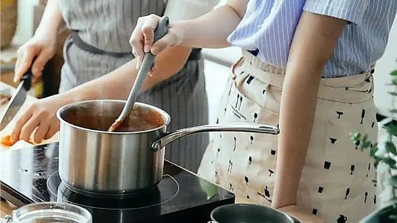 استشاري يحذر من إعادة تسخين الطعام بطريقة غير آمنة ويوضحها