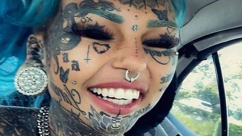 فتاة تصاب بالعمى بسبب وشم