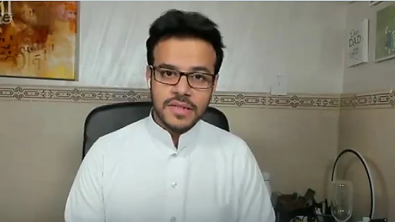 بالفيديو.. خبير يحذر من وضع الشواحن المتنقلة بالسيارة تحت حرارة الشمس في الصيف