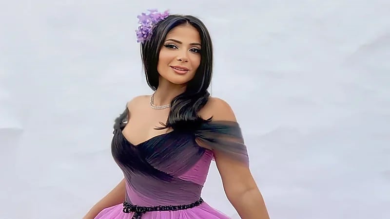 منى زكي تعود للمسرح بـ "الوش الثاني" في الرياض