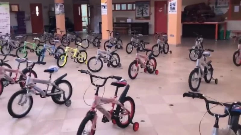 بالفيديو.. معلم يقدم درجات هوائية كهدايا لطلابه