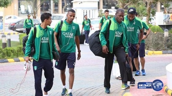 بالفيديو و الصور .. سقوط سيارة "جيب" في بحيرة بجدة ونجاة قائدها