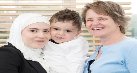 موقف مشرف من أمريكية مع طفل إماراتي يعاني مرضاً نادراً