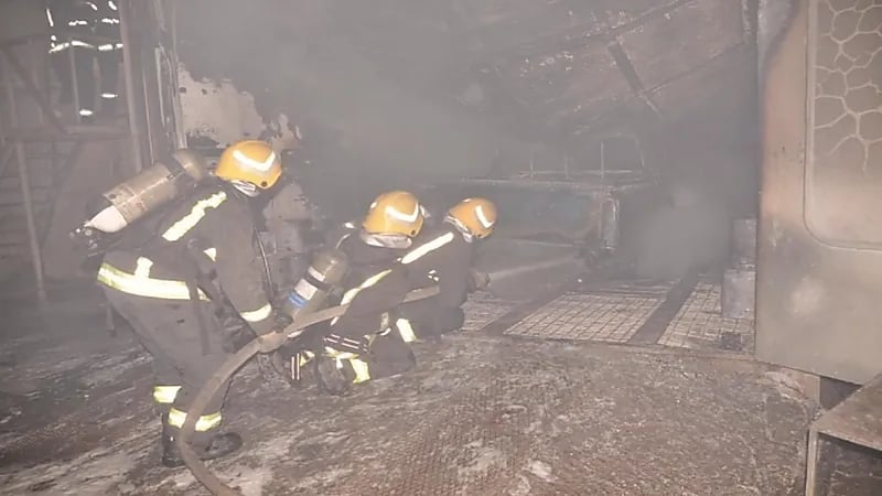 بالصور.. اندلاع حريق في إحدى الورش بتبوك