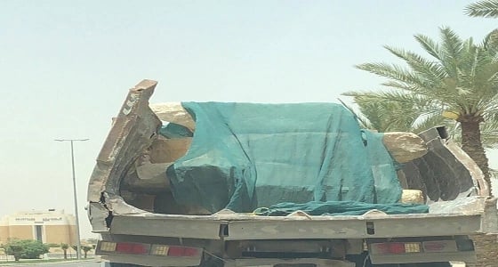 شكوى للمرور بوجود شاحنة متهالكة تحمل صخور دون تأمين بالرياض
