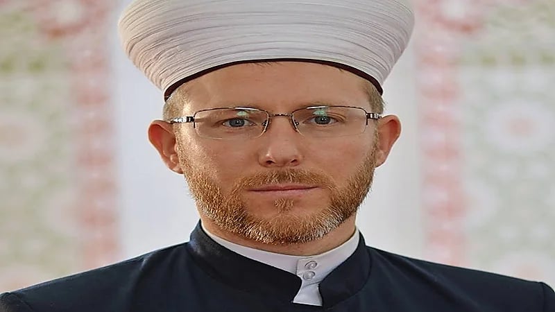 صورة..مفتي أوكرانيا يخلع العمامة ويحمل السلاح