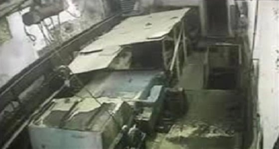 بالفيديو.. لحظة ابتلاع ماكينة فرم لعامل وتمزقه داخلها