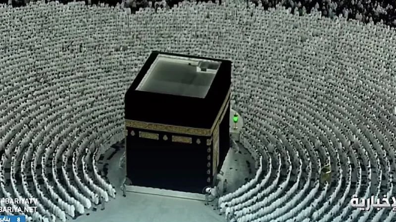 مشاهد روحانية لجموع المصلين أثناء تأديتهم صلاة الفجر في الحرم المكي