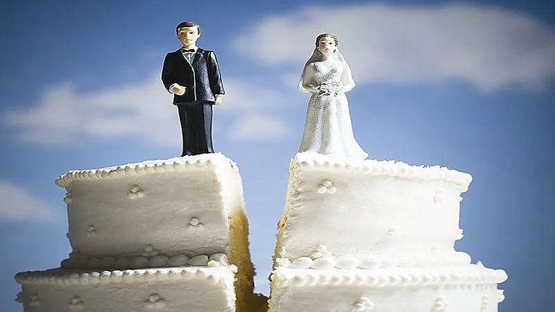 صورة.. امرأة تنظم حفلا بعد انفصالها: "أخيرا مطلقة"