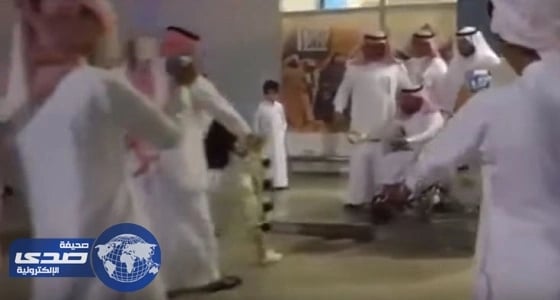 مشهد مؤثر من طفلة تجاه والدها المصاب في أحداث العوامية