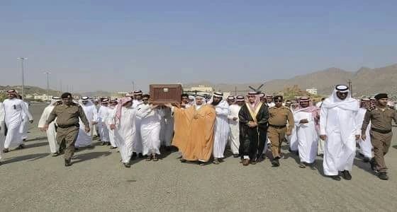 محافظ بارق يؤدي صلاة الميت على الشهيد الرقيب " علي البارقي "