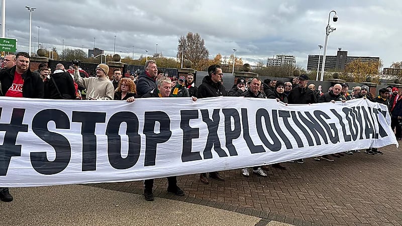 جماهير مانشستر يونايتد تحتج على زيادة أسعار التذاكر .. فيديو