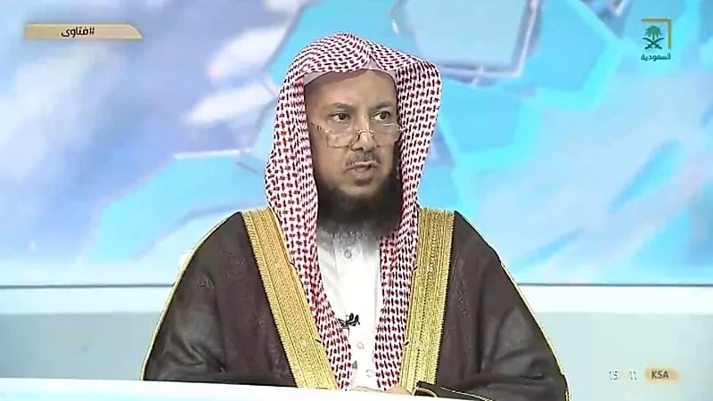 بالفيديو.. الشيخ «السليمان» يوضح حكم الصلاة بالحذاء