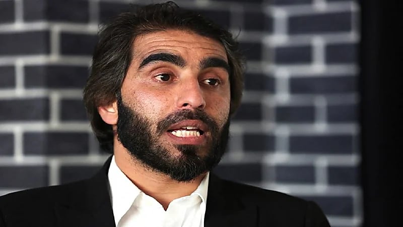 أفغاني يمزق شهاداته بعد حظر طالبان لتعليم النساء